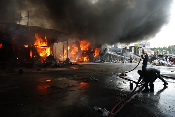 Пожар на Строгинском строительном рынке Синтика в Московской области