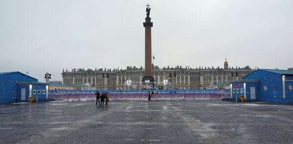Ледовый каток на Дворцовой площади Санкт-Петербурга. Архив