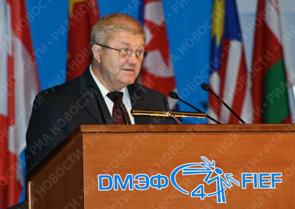 Александр Ананенков во время выступления на четвертом Дальневосточном международном экономическом форуме