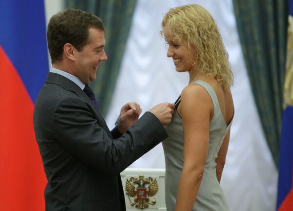 Дмитрий Медведев и Анастасия Ермакова (справа)