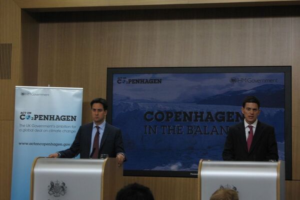 Министр иностранных дел и министр по делам энергетики и климатических изменений Великобритании, братья Дэвид и Эд Милибанды