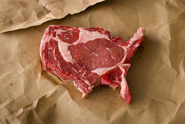 Американский художник-новатор вырубил из мяса карту США