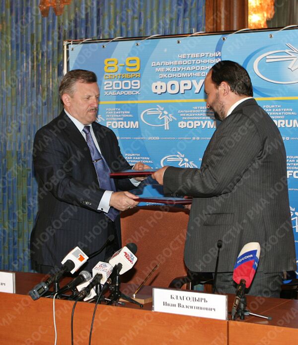 Вячеслав Шпорт и Иван Благодырь во время подписания соглашения