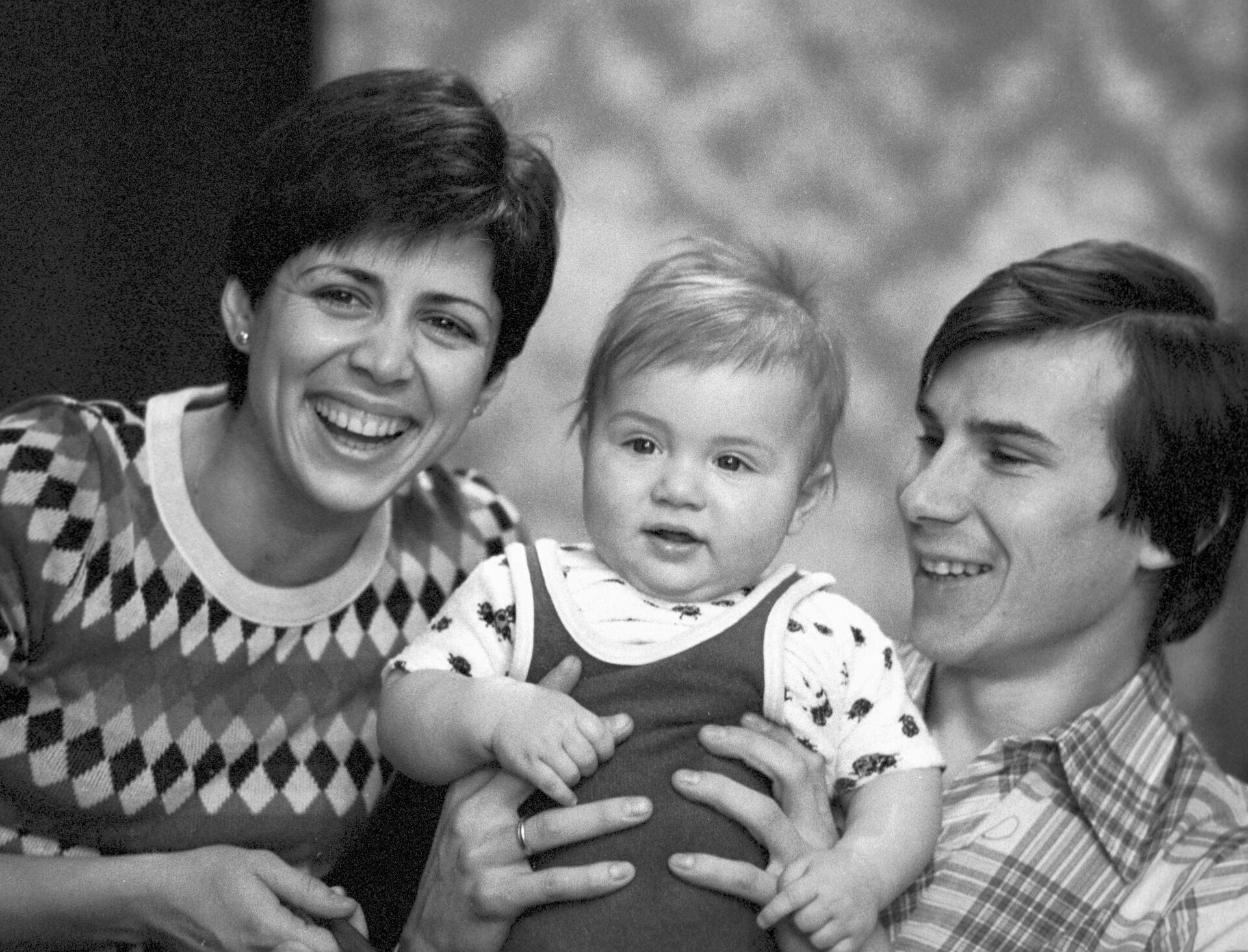 Олимпийские чемпионы в парном катании на льду Роднина и Зайцев с сыном Сашей - РИА Новости, 1920, 10.10.2025