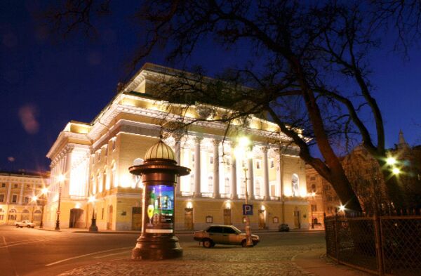 Здание Александринского театра ночью. Архивное фото