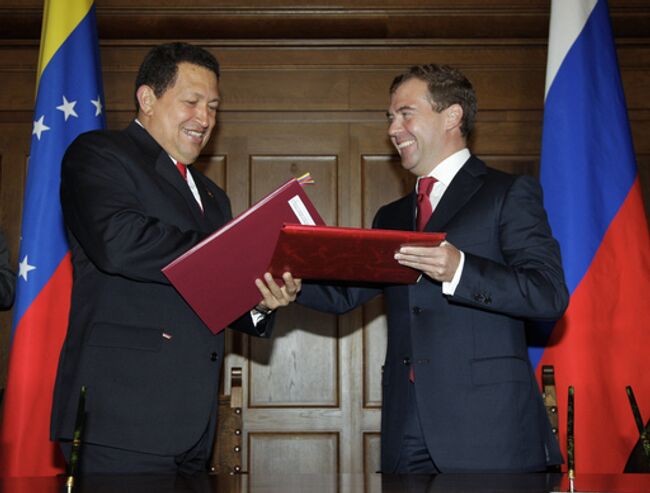 Президенты России и Венесуэлы Д.Медведев и У.Чавес на подписании совместных документов