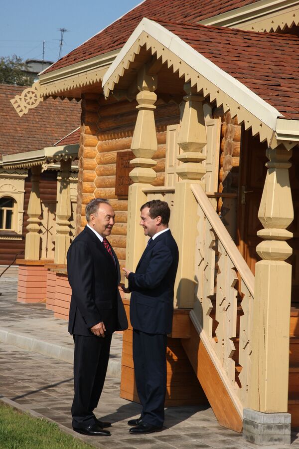 Президент РФ Дмитрий Медведев посетил Национальную деревню в Оренбурге