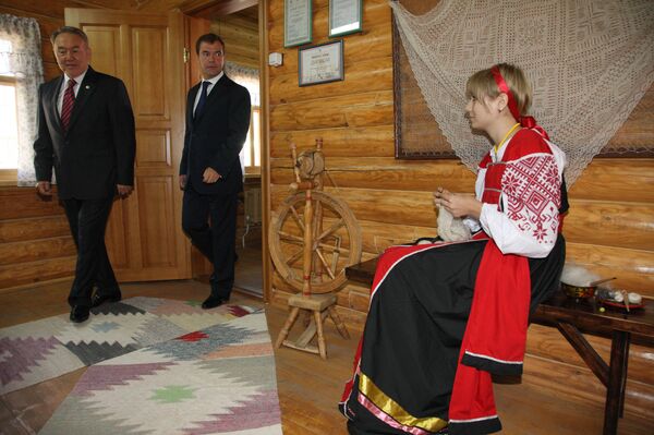 Президент РФ Дмитрий Медведев посетил Национальную деревню в Оренбурге