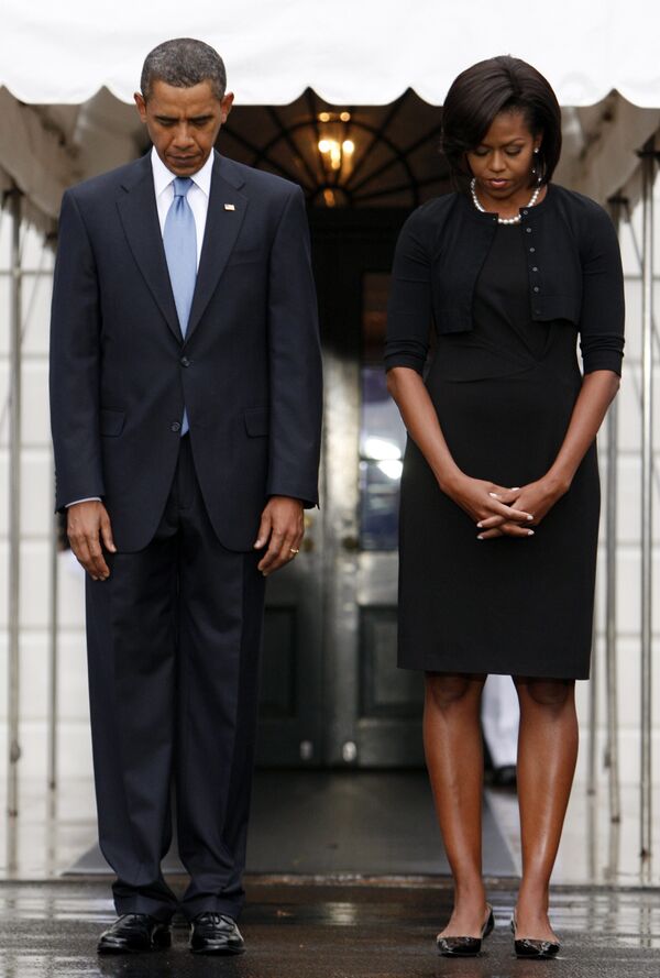 Минута молчания с участием президента Барака Обамы, его супруги Мишель в память о жертвах теракта 11 сентября