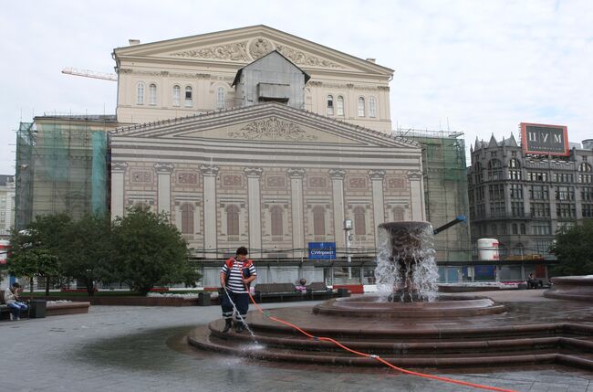 У здания Большого театра на Театральной площади