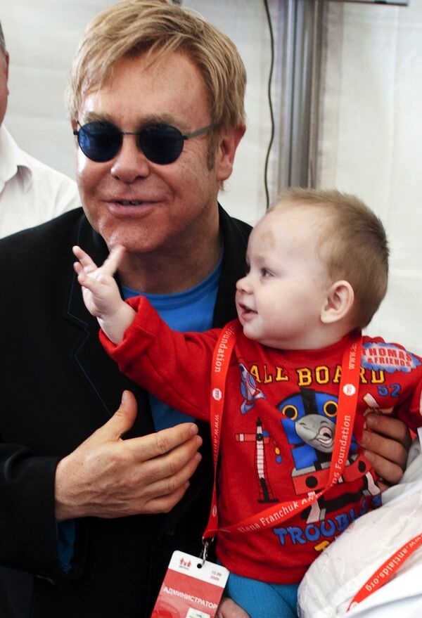 Британский певец Элтон Джон в доме ребенка, где живут дети с диагнозом ВИЧ/СПИД