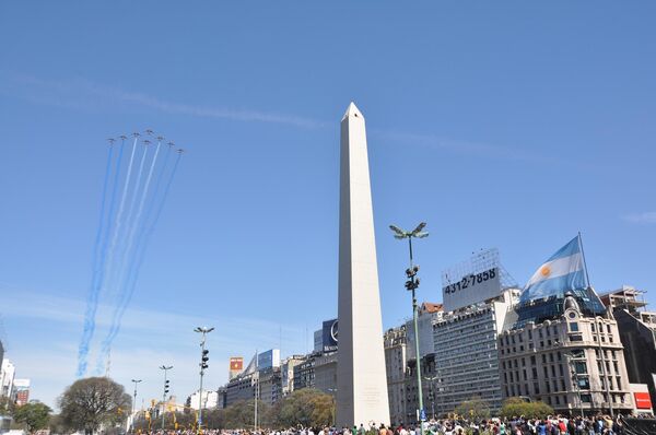 Французы демонстрировали в небе Буэнос-Айреса фигуры высшего пилотажа