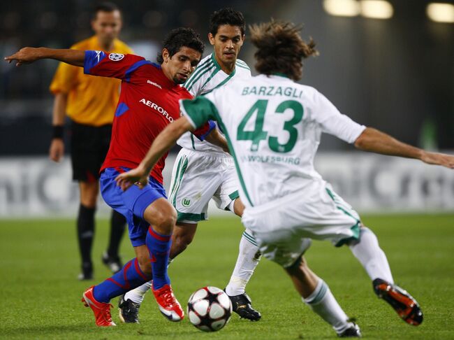 Нападающий ЦСКА Гильерме, защитник Вольфсбурга Андреа Бардзальи и полузащитник Жосуэ