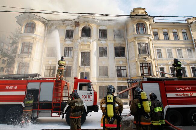 Крупный пожар в наполовину выселенном доме в центре Москвы