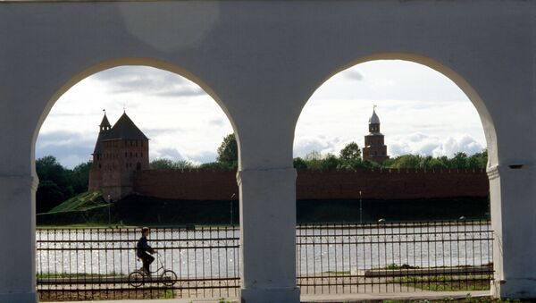 Вид на Кремль со стороны торговых рядов в Новгороде. Архивное фото