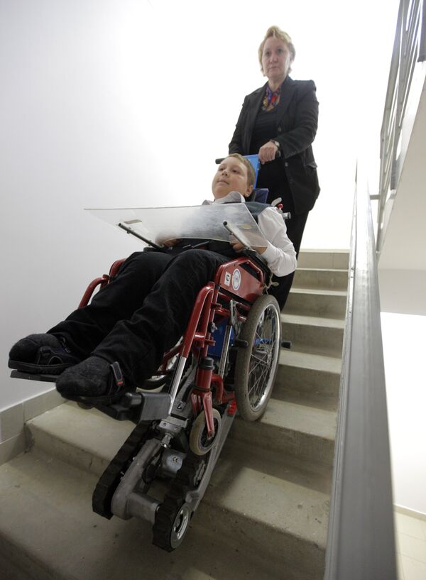 Ступенькоход для инвалидов-колясочников установлен в среднеобразовательной школе № 1161