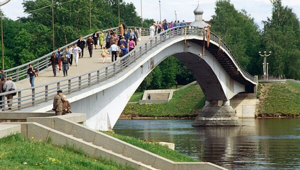Пешеходный мост через реку Волхов в Новгороде. Архив
