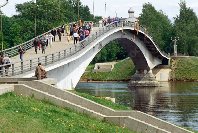 Пешеходный мост через реку Волхов в Новгороде