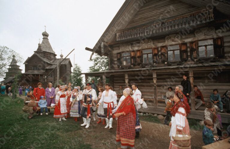 На празднике народных ремёсел в Музее деревянного зодчества в Новгороде.