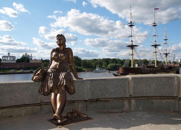 Памятник Девушка без босоножек открыт в Великом Новгороде