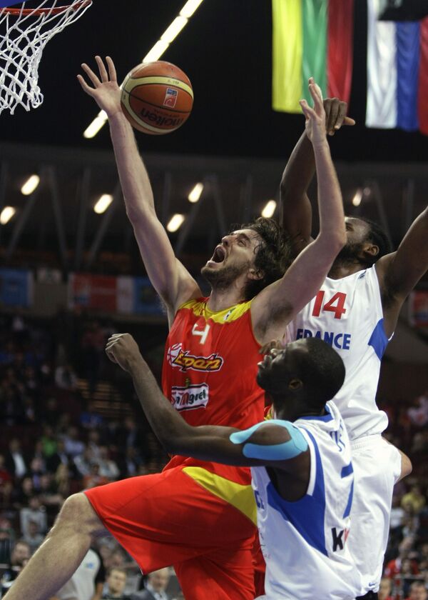 Баскетболист сборной Испании По Газоль (слева)