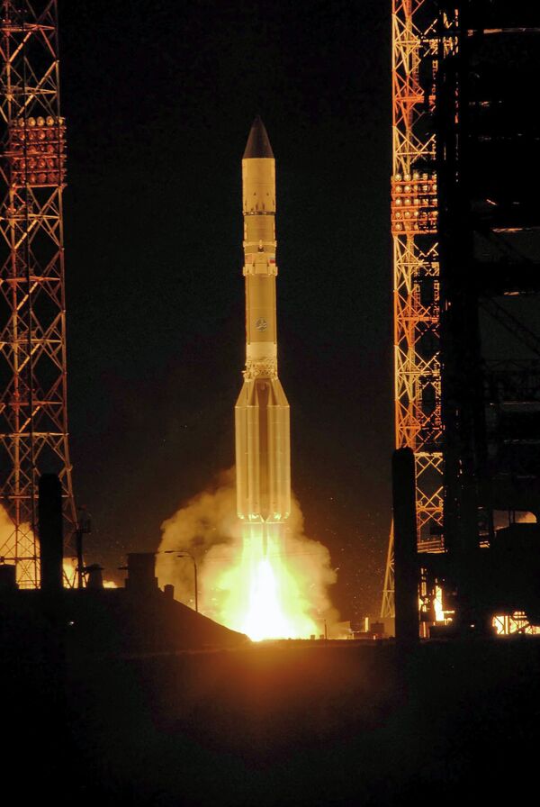 Старт ракеты-носителя Протон с космодрома Байконур. Архив