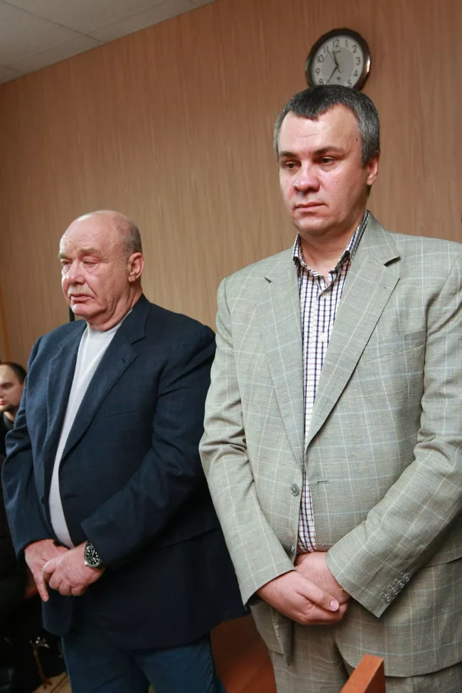 Бизнесмен Сергей Шнайдер (Семен Могилевич) и экс-глава парфюмерной компании Арбат-Престиж Владимир Некрасов (слева направо) в зале Тушинского районного суда Москвы