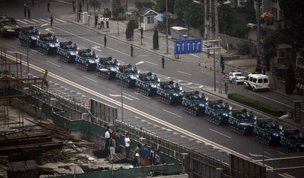 Военная техника на улице Пекина перед началом репетиции военного парада.