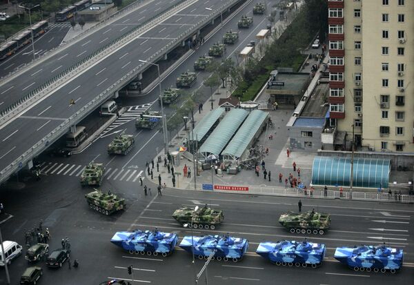 Военная техника на улице Пекина перед началом репетиции военного парада