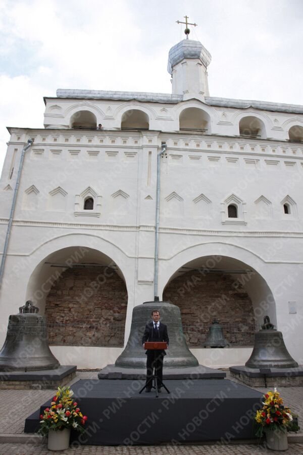 Президент РФ Дмитрий Медведев принял участие в церемонии освящения нового колокола Софийского собора Великого Новгорода