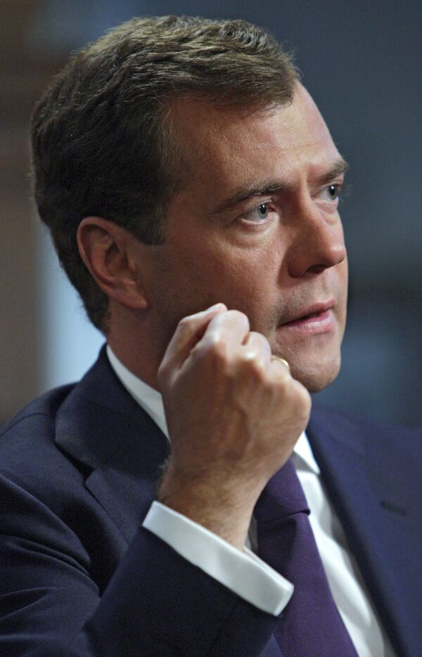 Медведев расскажет в телеинтервью о положении в экономике спустя год после начала кризиса