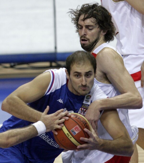 Центровой сборной Испании по баскетболу По Газоль (справа) и центровой сборной Сербии Ненад Крстич (слева)