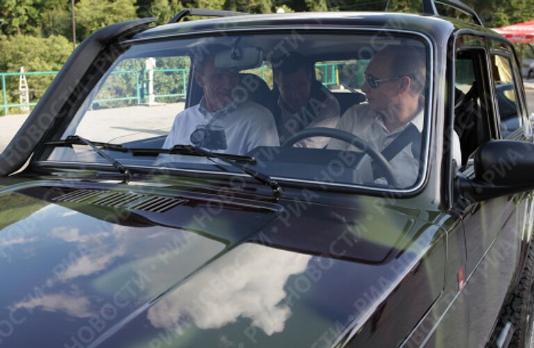 Премьер-министр РФ Владимир Путин посетил Сочинский национальный парк Премьер-министр РФ Владимир Путин посетил Сочинский национальный парк