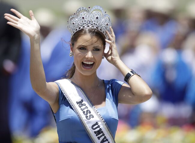 Мисс Вселенная-2009 Стефания Фернандес в аэропорту Каракаса