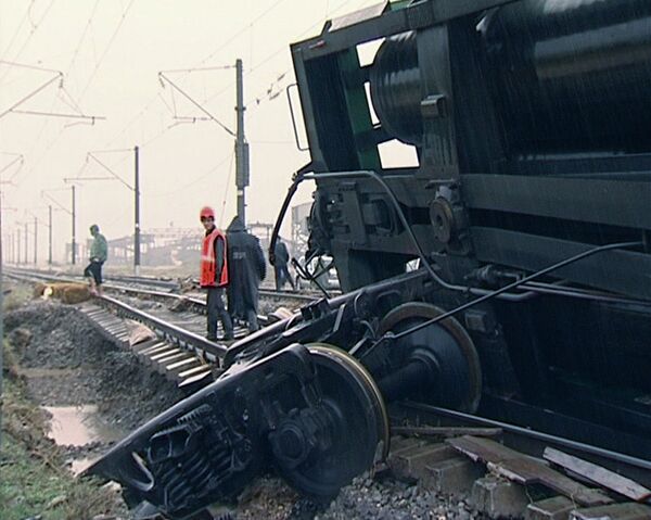 Восемь вагонов грузового поезда сошли с рельсов в Дагестане