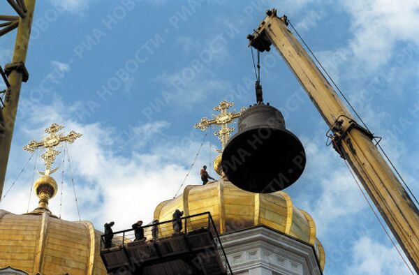 Церемония освящения и подъема Большого колокола на звонницу воссоздаваемого Храма Христа Спасителя