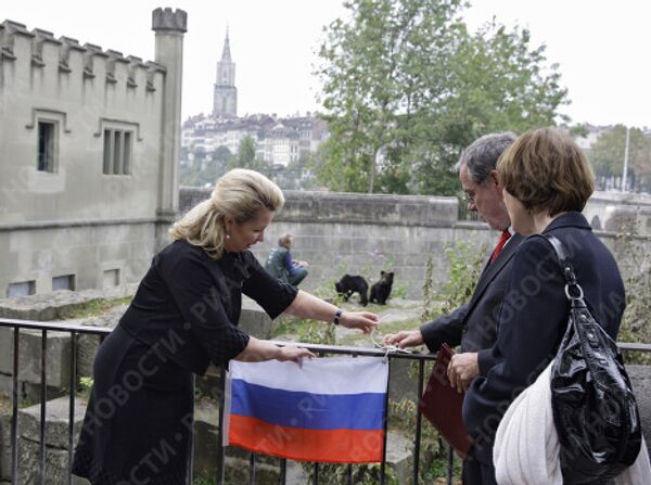 Супруга президента РФ С. Медведева на церемонии передачи в дар Берну двух российских медвежат