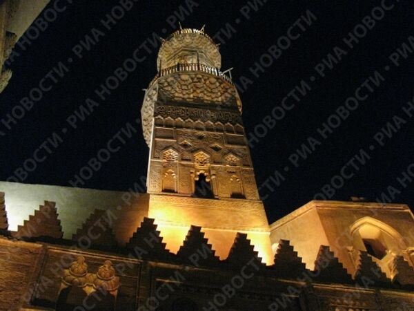 Минарет мечети на улице халифа Аль-Муизза в Исламском Каире