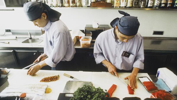 Приготовление национальных блюд в японском ресторане. Архив