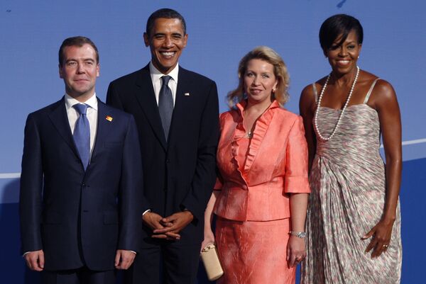 Президент РФ Дмитрий Медведев с супругой Светланой и президент США Барак Обама с супругой Мишель