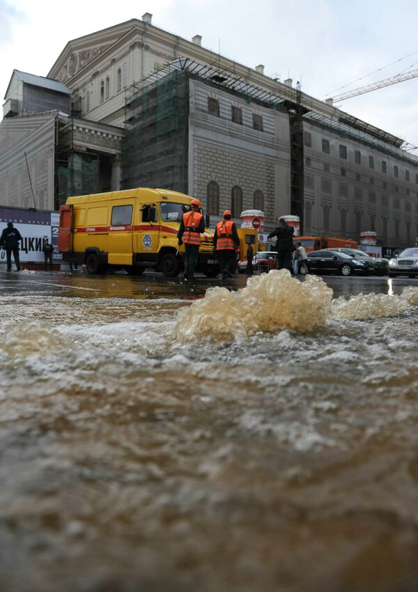 Авария на водопроводе у здания Большого театра в Москве