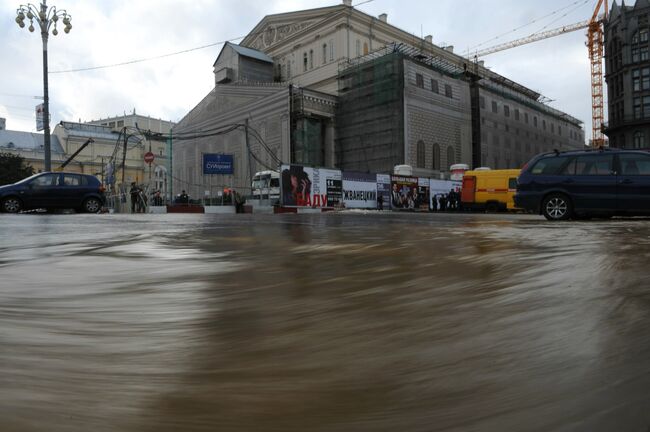 Авария на водопроводе у здания Большого театра в Москве