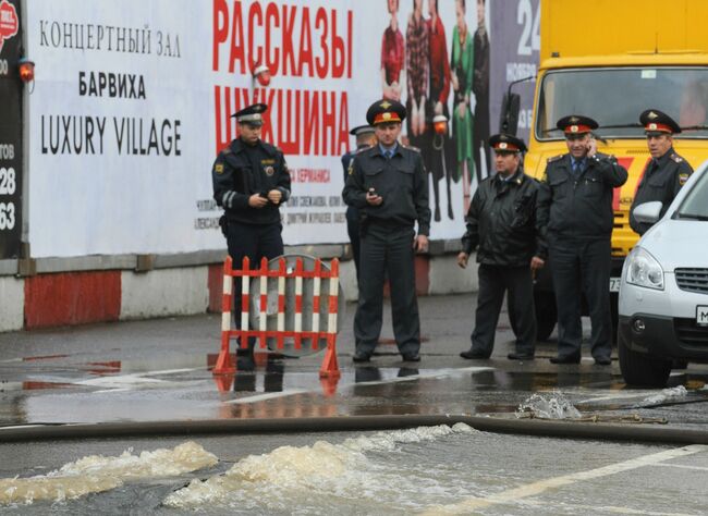 Авария на водопроводе у здания Большого театра в Москве