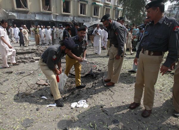 Полиция собирает улики на месте взрыва в Пешаваре