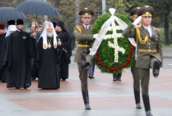 Патриарх Кирилл возложил венок к монументу Победы в Минске