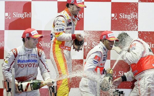 Победители Гран-при Сингапура Тимо Глок, Фернандо Алонсо и Льюис Хэмилтон (слева направо)