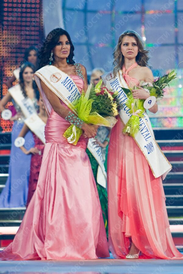 Победительница конкурса красоты Мисс Интерконтиненталь-2009 Ханелли Куэнтеро Ледзма и первая вице- мисс Мария Есьман