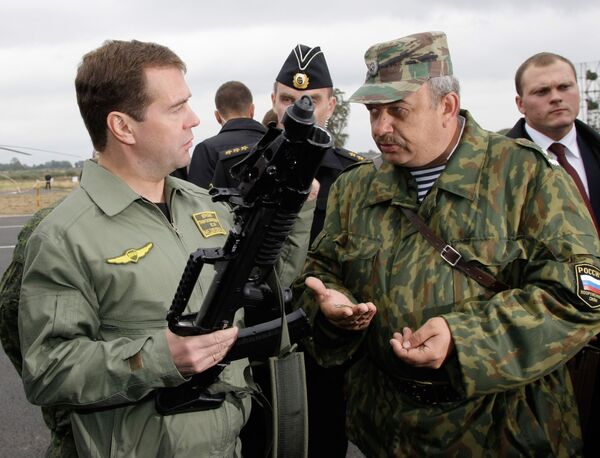 Президент РФ Дмитрий Медведев ознакомился с образцами вооружений и военной техники на полигоне Балтийского флота Хмелевка