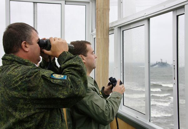 Президент РФ Дмитрий Медведев и министр обороны РФ Анатолий Сердюков наблюдают за оперативно-стратегическими учениями Запад-2009