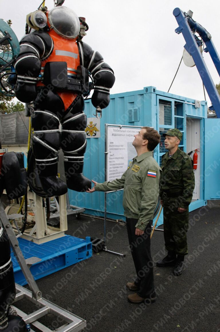 Президент РФ Дмитрий Медведев ознакомился с образцами вооружений и военной техники на полигоне Балтийского флота Хмелевка